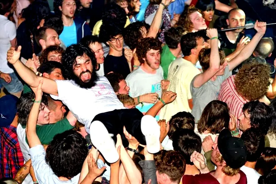 Mosh pit: jak bezpiecznie bawić się pod sceną i unikać urazów