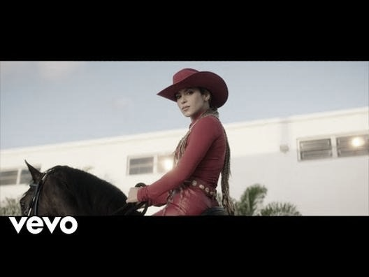 Shakira – „El Jefe”: znaczenie tekstu i nowe brzmienie utworu